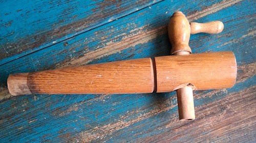 Alter zapfhahn aus holz - zapfhahn,